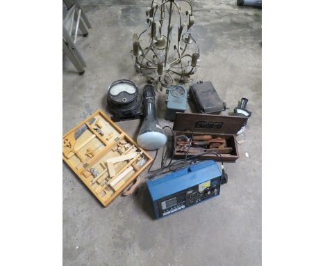 A TRAY OF VINTAGE INDUSTRIAL ELECTRICAL METERS 