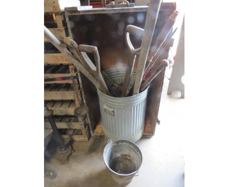 A SELECTION OF GARDEN TOOLS, A GALVANISED BIN AND A WOODEN STORAGE CRATE 