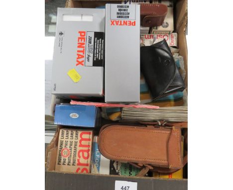A TRAY OF VINTAGE CAMERAS AND ACCESSORIES 