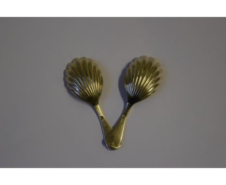 A pair of silver caddy spoons having shell shaped bowls, by B B S Ltd, 1960, 27g.