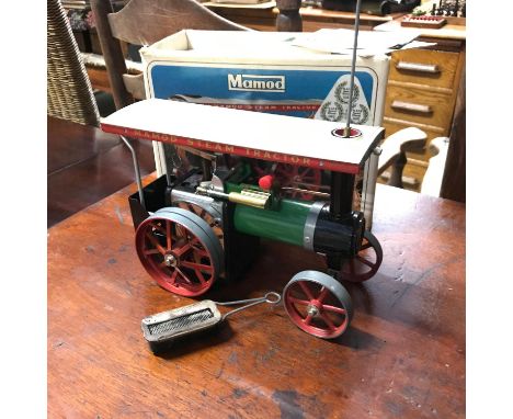 A Mamod paraffin steam engine tractor. Uses Methylated spirit. Comes with original box and instructions. 