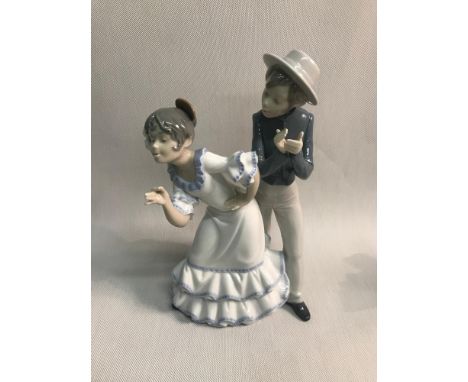 A Large Nao dancers figurine 'Flamenco Dancers' Measures 27cm in height