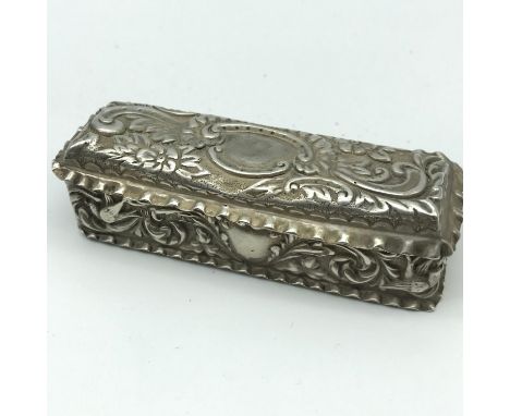 A Birmingham silver rectangular ornate patch box. Makers Thomas Hayes and dated 1898. Measures