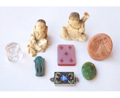 SELECTION OF SMALL COLLECTABLES
comprising two Japanese carved ivory figures, a Victorian agate seal, a polished oval cabocho