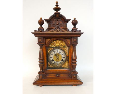 EARLY 20th CENTURY WALNUT EIGHT DAY MANTLE CLOCK
with an arched glazed door opening to reveal a silvered dial with gilt metal