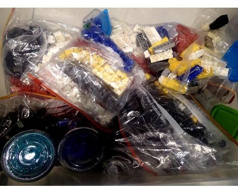 Quantity of assorted Lego bricks. P&amp;P Group 2 (£18+VAT for the first lot and £3+VAT for subsequent lots) 
