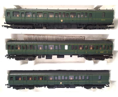 Lima Golden Series, three car D.M.U. Green, in excellent condition, box fair. P&amp;P Group 2 (£18+VAT for the first lot and 