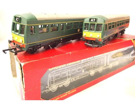 Hornby R157 2 car D.M.U. Green in very good to excellent condition, box poor, no paperwork. P&amp;P Group 1 (£14+VAT for the 