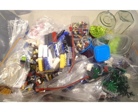 Quantity of assorted Lego bricks. P&amp;P Group 2 (£18+VAT for the first lot and £3+VAT for subsequent lots) 