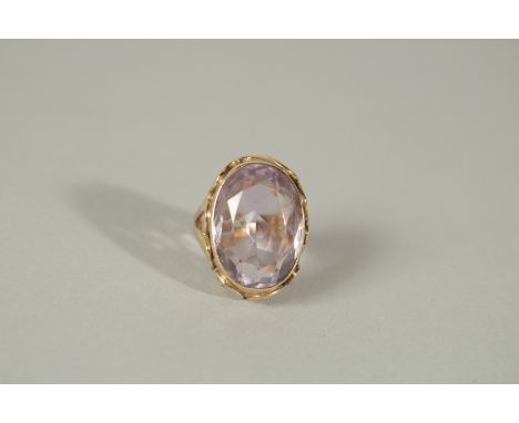 A GOOD 1960'S YELLOW GOLD AMETHYST RING.