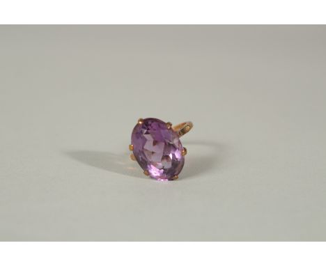 A 9ct YELLOW GOLD AND LARGE AMETHYST RING.