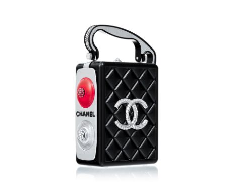 Chanel, Minaudière Traffic Light, édition limitée collection Cruise Runway 2020, en plexi noir matelassé, la poignée ornée de
