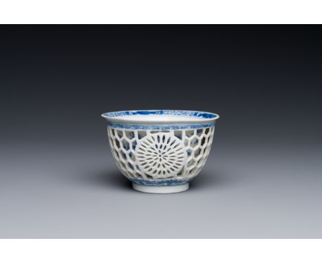 A rare Chinese reticulated double-walled blue and white cup, Kangxi Dia.: 8,3 cm - H.: 5,2 cm  