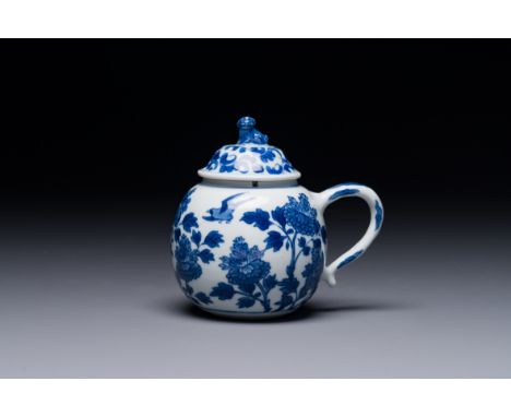 A Chinese blue and white mustard jar and cover with floral design, KangxiH.: 10 cm - L.: 11,4 cm