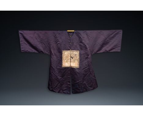 A Chinese dark blue silk overcoat with gold thread embroidered 'rank badges' with wild geese, 19th C.L.: 180 cm - H.: 145 cm