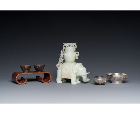 A group of six various Chinese objects, including jade and silver, 19/20th C.H.: 18 cm (the jade elephant)L.: 16 cm - H.: 4,6