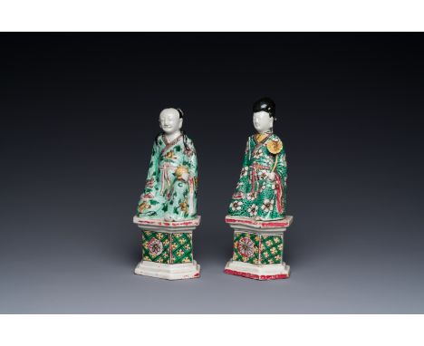 Two Chinese verte biscuit figures on stands, Kangxi H.: 14,5 cm  