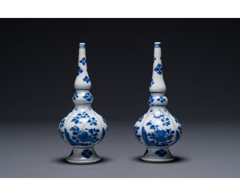 A pair of Chinese blue and white rosewater sprinklers for the Islamic market, KangxiH.: 19,7 cm