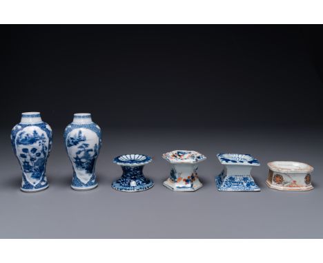 A pair of Chinese blue and white vases and four blue and white, famille rose and Imari-style salts, Kangxi/QianlongH.: 13,8 c