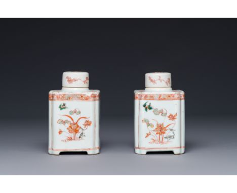 A pair of Chinese famille verte square tea caddies, Kangxi H.: 11 cm