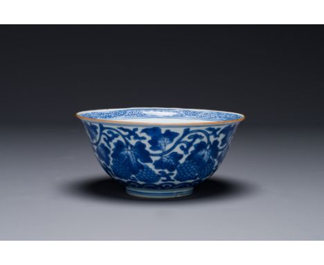 A Chinese blue and white 'grape' bowl, Jiajing mark, Shunzhi/KangxiDia.: 17,5 cm - H.: 8,3 cm