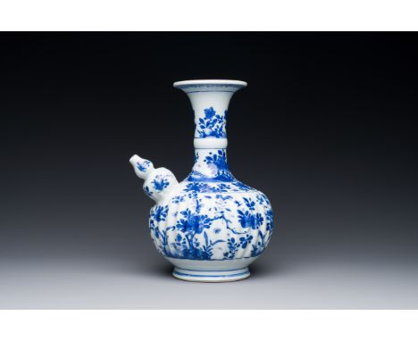 A Chinese blue and white kendi with floral design, Kangxi H.: 25,5 cm   
