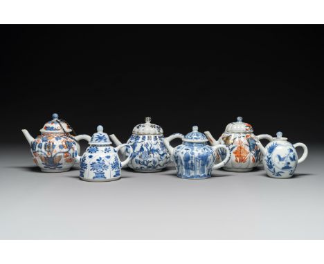 Six Chinese blue-white and Imari-style teapots, Kangxi/Yongzheng L.: 15 cm - H.: 10 cm (the largest teapot) L: 9,5 cm - H.: 8