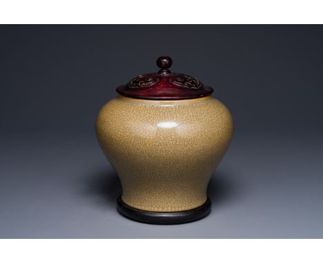 A Chinese ge-type pot with wooden lid and stand, 19th C.H.: 28 cm (incl. cover and stand)H.: 19,8 (the vase)