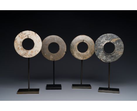 Four marble, serpentine and shell bracelets from the Thai neolithic period, Khorat plateau, 1400-500 B.C Dia.: 14,7 cm (the l