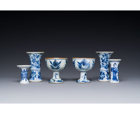 Two Chinese blue and white stem cups and four miniature 'gu' vases, KangxiH.: 7,5 cm (the tallest vase)Dia.: 5,5 cm - H.: 6 c