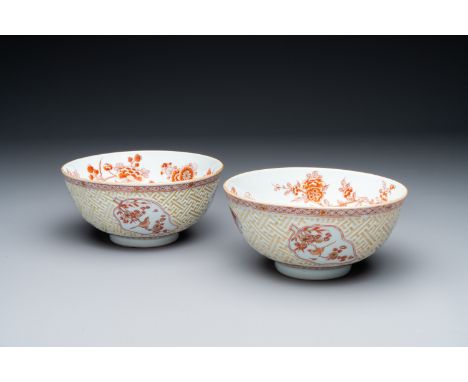 A pair of Chinese iron-red-decorated and gilt bowls with relief design, Kangxi Dia.: 19,3 cm