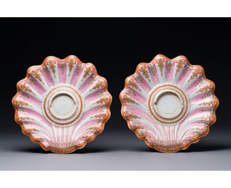 A pair of fine Chinese famille rose trembleuse stands or 'mancerina' for the Spanish or Mexican market, Qianlong L.: 22 cm - 