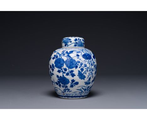 A Chinese blue and white jar and cover with floral design, KangxiH.: 20,6 cm (incl. cover)