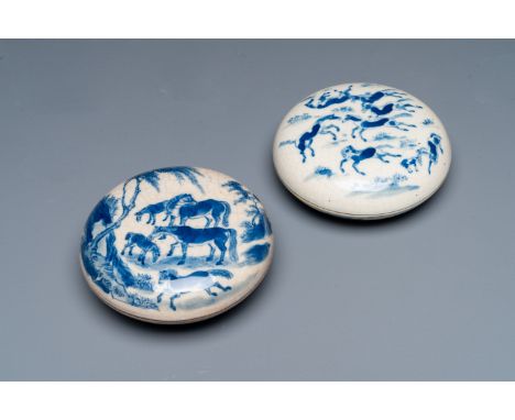 Two Chinese blue and white seal paste boxes and covers, Kangxi and artemisia leaf mark, 19th C. Dia.: 9,5 cm - H.: 4 cm (the 