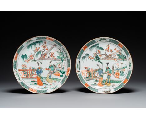 A pair of Chinese famille verte 'Xi Xiang Ji' dishes, Kangxi Dia.: 34,5 cm 