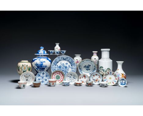 A varied collection of Chinese porcelain, Kangxi and later H.: 30,5 cm (the tallest vase) H.: 10,4 cm (the smallest vase) Dia