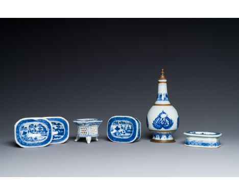 Five Chinese blue and white salts and a sprinkler with copper mounts, Kangxi/JiaqingH.: 20 cm (the sprinkler)Dia.: 8 cm - H.: