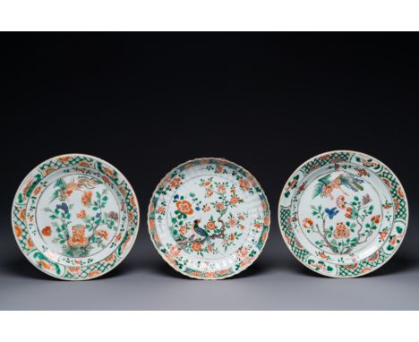 Three Chinese famille verte 'phoenix and peony' plates, Kangxi Dia.: 24,2 cm (the largest) Dia.: 23,3 cm (the smallest)