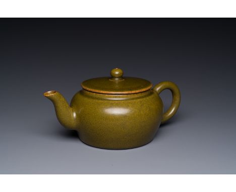 A Chinese monochrome teadust-glazed teapot, Yongzheng seal mark, 18/19th C.L.: 19,5 cm - H.: 9 cm  Provenance: An important B