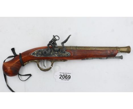 Replica flintlock pistol. UK P&amp;P Group 2 (£20+VAT for the first lot and £4+VAT for subsequent lots) 