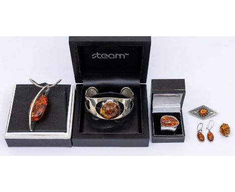 A collection of silver and amber jewellery to include a Modernist style pendant with pebble shaped amber, length approx 70mm 