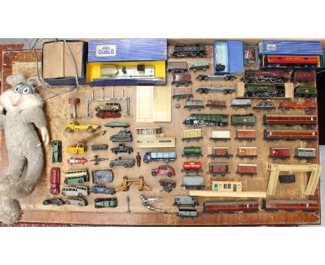 Model Railway: A collection of assorted Hornby Dublo to include: four locomotives, all three-rail including: Duchess of Montr