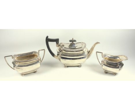 George V silver 3 piece tea set comprising a rounded rectangular moulded teapot with a gadrooned rim, on 4 bun feet, 2 handle