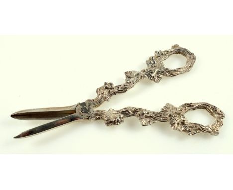 Pair of Edwardian silver grape scissors with vine leaf decoration, by William Hutton, London 1904, L. 18 cm, 151 grams 