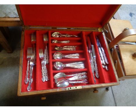 Art Deco Light Oak Canteen of Cutlery by Oneida Silversmiths