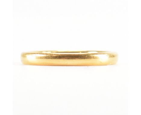 A hallmarked 22ct gold wedding band ring of plain form. Hallmarked Birmingham 1930. Weight 5.0g. Size L.5.