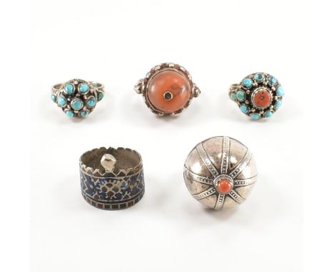 An assorted collection of silver rings. The lot to include; 925 silver, enamel, turquoise, coral, carnelian, cluster rings & 