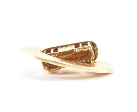 A vintage gold San Francisco charm. The charm of round form with a central tram to the centre reading San Francisco. Unmarked