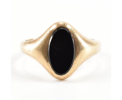 A hallmarked 9ct gold and black stone signet ring. The ring being set with an oval onyx panel to the head. Hallmarked Birming