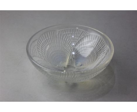 An R Lalique 'Coquilles' glass bowl, 13.5cm diameter